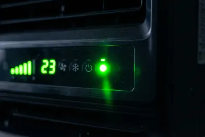 Gros plan sur le voyant LED vert lumineux d'un panneau de climatisation