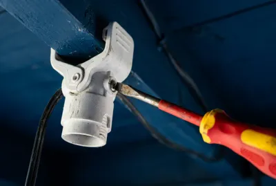 Gros plan sur une douille de chantier et un tournevis