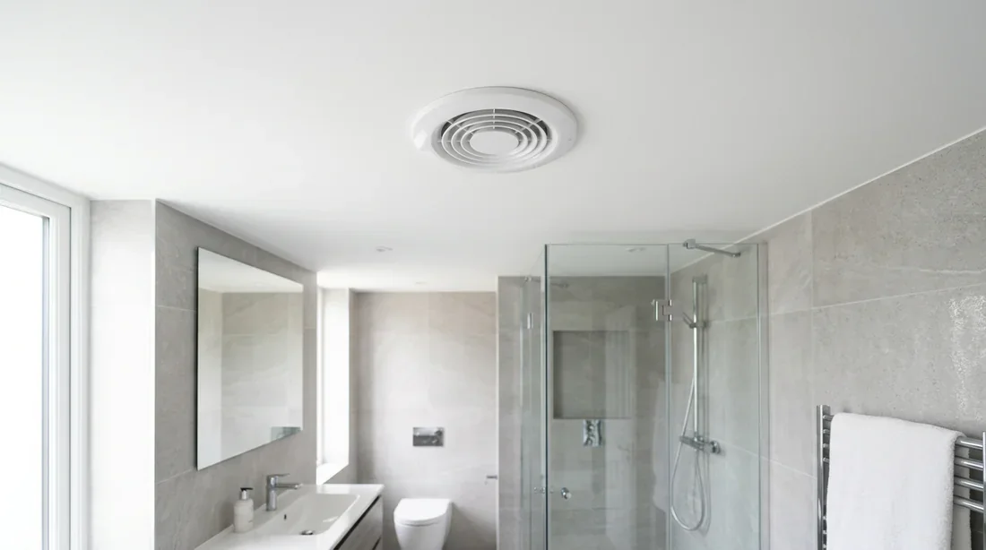 Bouche d'extraction VMC au plafond d'une salle de bain moderne