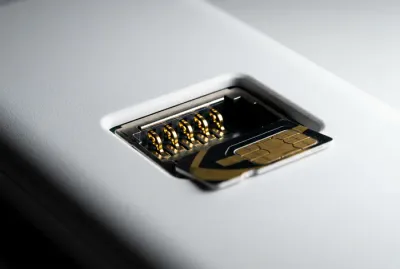 Gros plan sur l'insertion d'une carte SIM dans une centrale d'alarme