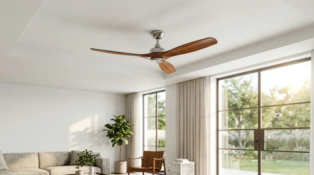 Installation d'un ventilateur de plafond moderne avec pales en bois Ventilateur de plafond moderne avec pales en bois installé dans un salon lumineux