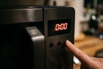 Gros plan réglage horloge micro-ondes affichage 0:00