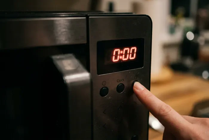 Gros plan réglage horloge micro-ondes affichage 0:00
