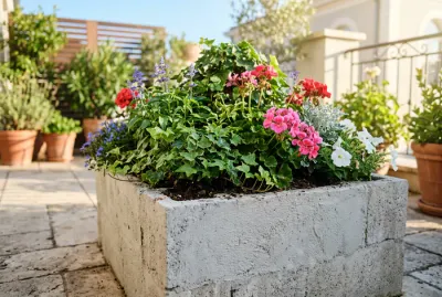 Gros plan sur une jardinière en parpaing crépi et ses plantes