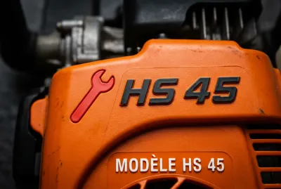 Détail de la coque d'un taille-haie Stihl HS 45 pour diagnostic