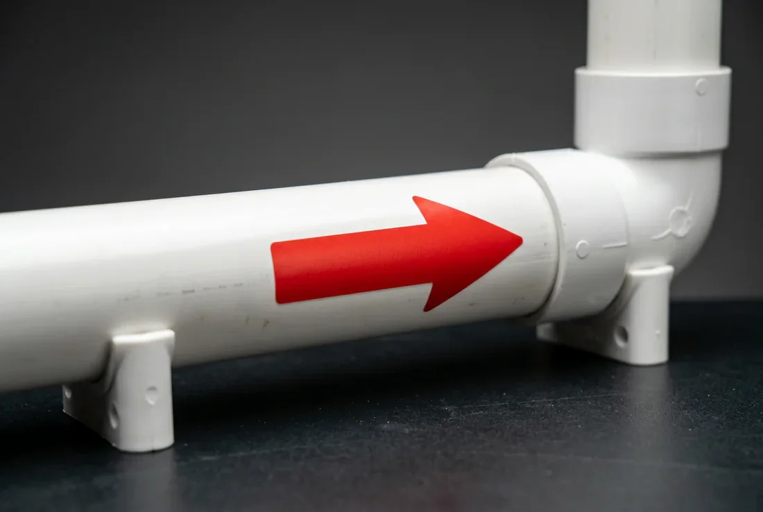 Plombier utilisant un furet pour déboucher une canalisation